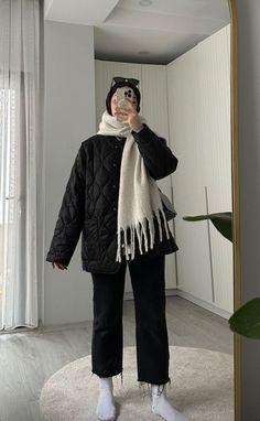 Winter Outfits Monochrome, Hijab Clothes Ideas, Kaban Outfit, Winter Black Outfits, Hijab Beanie, Hijabi Winter Outfits, Hijab Clothes, Modest Winter Outfits, Outfits Hijab