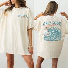 ️Get ready to ride the waves of positivity with our trendy oversized shirt featuring a skeleton surfing🌞Pre-shrunk for the perfect fit. We promise you will love it! If you would like an oversized look like the pictures shown, please refer to the  measurement chart and size up a size or two, otherwise order your usual size. These shirts are relaxed fit so please keep that in mind as well! Thank you for supporting a small women owned business ★About The Process!★ * This item is made to order usin Retro Vacation, Summer Tshirt, Trendy Beach, Summer Retro, Retro Graphic Tees, Trendy Phone Cases, Oversized Look, Small Women, Beach Shirt