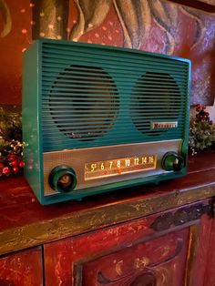 an old fashioned radio sitting on top of a dresser