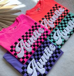 Our retro checkered auntie shirt is the perfect gift for all the new aunt's out there! Made on the soft comfort colors brand, these puff print tees are sure to be a summer favorite for all the auntie's! ★UNISEX T-SHIRTS-Run true to size.  If wanting a more oversized look, selecting 1 or 2 sizes up is recommended. ★How to order- 1. Select Size and Shirt Color-add to cart. 2. If wanting a different text (other than auntie)-click "add personalization" - enter custom text. Click add to cart. ★Care I Shirts You Can Make With Cricut, Neon Graphic Tee, Puff Vinyl Shirts, Puff Print Design, Iron On Shirt Ideas, Cricut Tee Shirt Ideas, Htv Shirt Ideas, Summer T Shirt Designs, Auntie Announcement