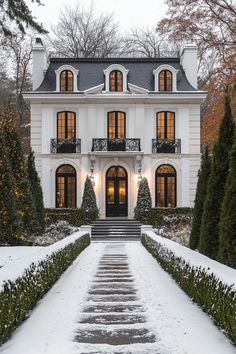 Elegant mansion blanketed in snow. Unwrap the secrets of posh house facades and pick up clever ideas to make cardboard castles look like mansions. Mansion In Snow, Neoclassical Exterior, Cardboard Castles, Posh House, Rich Houses, Posh Houses, Elegant Mansion, Neoclassical Home, House Mediterranean