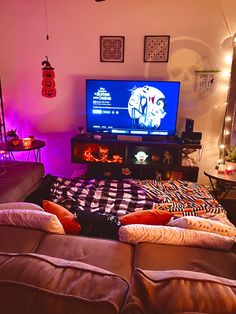 Halloween spooky movie night. The nightmare before Christmas Couch Movie Night Aesthetic, Kos, Movie Night Basement, Movie Night At Home Living Rooms, Apartment Movie Night, Air Mattress Living Room Movie Night, Horror Movie Sleepover Party, Indoor Halloween Movie Night, Movie Night On The Floor