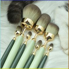 J.Cat Beauty
 • Lock and Seal Liquid Makeup Setter
 • Pigment (any works but the video uses Vanity Goddess Chromatic Pigment in Supreme Being) Gold Makeup Brushes, Eye Makeup Images, Unique Makeup, High End Makeup, How To Clean Makeup Brushes, Makeup Game, Makeup Gift, Luxury Makeup