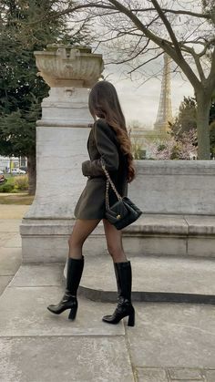 Aesthetic Outfits For Black Hair, Female Ceo Outfits, Winter Fashion Ideas, Female Ceo, Boots Aesthetic, What To Wear In Paris, Fall Travel Outfit, High Boots Outfit, Skandinavian Fashion