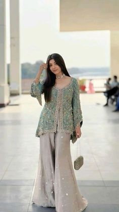 Trendy Outfits Indian, Traditional Indian Dress, Desi Fashion Casual, Pakistani Fancy Dresses, Beautiful Pakistani Dresses, Salwar Kamiz, Indian Dresses Traditional, Traditional Indian Outfits, Dress Design Patterns