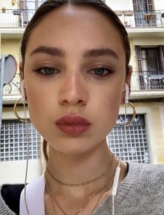 Cool Everyday Makeup, Nyc Makeup Looks, Grown Out Eyebrows, Natural Makeup Acne, Medium Visual Weight Makeup, Lived In Makeup, Undereye Make Up, Eastern European Makeup, Acne Makeup Looks