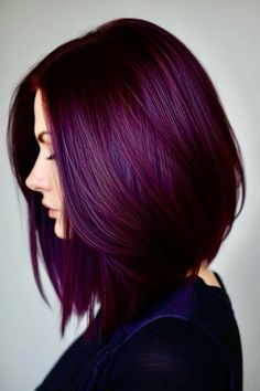 Flattering cut Red Purple Hair Color, Purple Red Hair Color, Blackberry Hair Colour, Violet Hair Color, Pelo Color Borgoña, Red Purple Hair, Hair Dye Shades, Red Violet Hair, Violet Hair Colors