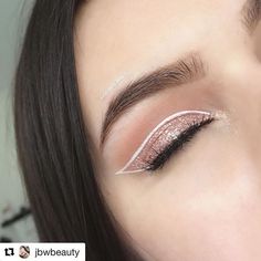 White Eyeliner Makeup, Maquillage Yeux Cut Crease, Video Makeup, Make Up Inspiration, Cat Eye Makeup, White Eyeliner