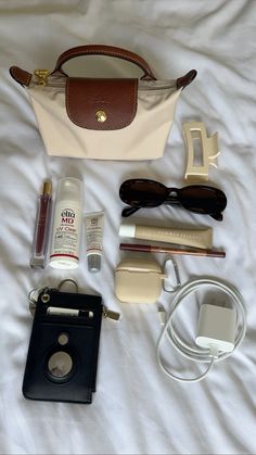 whats in my bag @ortepia on tiktok What In My Bag, Girly Bags, Birthday Wishlist, Mini Purse, Cute Bags, Minimalist Outfit, Travel Essentials, Spring Outfit