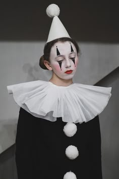 perriot clown costume Mime Clown Costume, Harlequin Halloween Costume, Harlequin Clown Costume, Dark Clown Costume, Mime Aesthetic, Pierrot Clown Makeup, Clown Outfit Aesthetic, Perriot Clown, Dark Clowncore