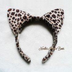 Leopard Print Plush Cat Ears Headband for girls will match most outfits. Your little one will love wearing her cat ears around the house or when running errands with mom. These are perfect for the cat ear fad that is a growing fashion statement with celebrities. These are also a great costume addition or for playing dress up. One size fits all for toddlers-teens. Other styles and women's styles are available as separate listings. Cat Ears Girl, Leopard Ears, Cosplay Cat, Woman Cosplay, Catwoman Cosplay, Trio Halloween Costumes, Cat Ear Headband, Cat Ears Headband, One Piece Cosplay