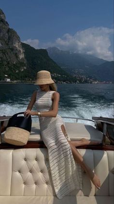 Manifest the Old Money Couple Lifestyle NOW! Elegance, refinement, and sophistication for a timeless way of living. From Fashion to Hobbies & … Beach Vacation Outfits Classy, Classy Honeymoon Outfits, Italian Boat Aesthetic, Dubai Outfit Aesthetic, Italian Beach Style, Yacht Chic Outfit, Classy Beach Photos, Engagement Party Yacht, Old Money Vacation Aesthetic