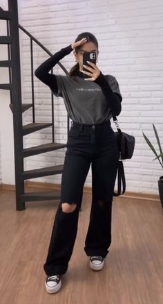 Summer Outfits 2020, Women Street Wear, Winter Fashion For Women, Summer Outfit 2022, Stylish Spring Outfit, Vibes Outfit, Ripped Pants, Fashion Vibes, Casual Day Outfits