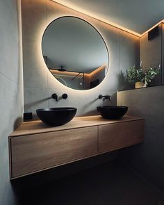 Is het geen plaatje? Bij deze klant hebben we een hotel chique badkamer mogen creëren. 

De 120x120 tegels gecombineerd met zwarte accenten en een houten badmeubel geven deze badkamer een chique uitstraling. Downstairs Bathroom, Round Mirror Bathroom, Bathroom Lighting, Bungalow, Lighted Bathroom Mirror, Bathrooms, Link In Bio, Bathroom Mirror, Hotel