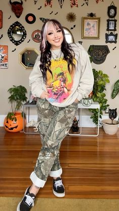 thrifted camo pants, goosebumps crewneck from ross, black and white authentics vans Fall Camo Pants Outfit, Comfy Grunge Outfits, Salon Fits, Goth Outfits Plus Size, Alternative Fashion Plus Size, Creeper Outfit, Camo Pants Outfit, Looks Hippie, 2025 Style