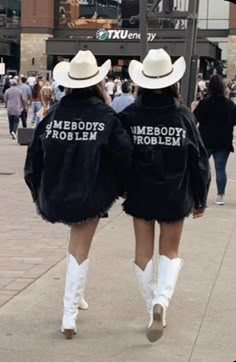 Matching Cowgirl Outfits, Country To Country Outfit, Country Nashville Outfits, Bachelorette Party Outfit Cowgirl, Cowgirl Country Outfits, Cute Western Aesthetic, Chic Cowgirl Aesthetic, Country Fan Fest Outfits, Country Girl Outfits Concert