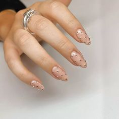 40 Dazzling New Year's Nail Ideas to Welcome 2024 New Year's Eve Nails, Metallic Nails Design, Nude Polish, New Years Eve Nails, Natural Nail Designs, Velvet Nails, Pink Glam, Pink Manicure, Glittery Nails