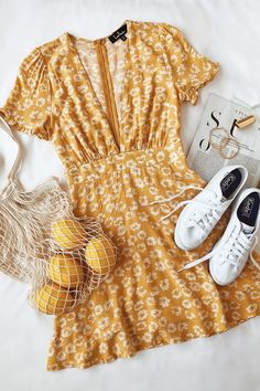 travel Coast Outfit, Yellow Outfits, Yellow Clothes, Look Retro, Yellow Outfit, Sport Chic, Casual Summer Dresses, Mode Vintage, Ladies Dress Design