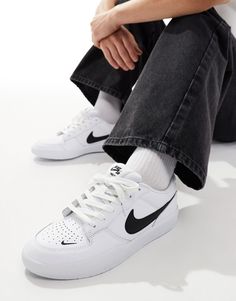 Sko, støvler og sneakers fra Nike SB Snør skoene og kom i gang Design med lav profil Lukkes med snørebånd Foret pløs og manchet Med Nike brandmærke Ventilationshuller Slidstærk ydersål i gummi Slidmønster med struktur Mens White Trainers, Nike Sb Force 58 Outfit, Men’s Trainers, Nike Sb Force 58, Nike Branding, Flip Flop Boots, White Nike Shoes, Baskets Adidas, Shorts Co Ord