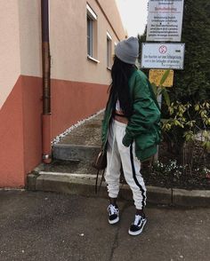 Green Vans Outfit, Looks Hip Hop, Sweatpants Outfits, Green Vans, Vans Outfit, Skandinavian Fashion, Sweatpants Outfit, Timberlands, Black Vans