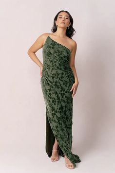 Winter Wedding Guest Dress Green, Revelry Velvet Bridesmaid Dresses, Shades Of Green Bridesmaid Dresses Fall, Sage Green Velvet Dress, 70s Bridesmaid Dresses, Jewel Tone Dresses Formal, Plus Size Formal Dresses For Wedding, Wedding Guest Cocktail Attire, Green Fancy Dress