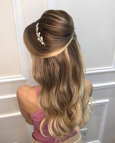 Bridesmaid Hairstyles ❤ Check out bridesmaid hairstyles for any hair length here. Inspiration for elegant updos, curls and even mismatched hairstyles for your girls. #wedding #bride #weddingforward #weddinghairstyles #BridesmaidHairstyles Belle Hairstyle, Wedding Guest Hairstyles, Best Wedding Hairstyles