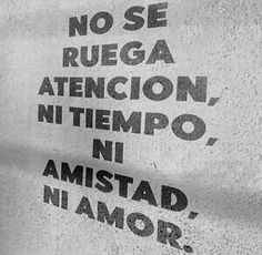 a black and white photo with words written in spanish on the side of a building