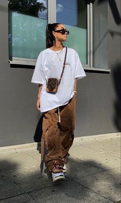 Streetwear Women Poses, Drippy Womens Outfits, Over Sized Clothes Outfit, Oversized Edgy Outfit, Wide Leg Pants Outfit Streetwear, Barrett Jackson Auction Outfit, Kehlani Street Style, Minimalist Earthy Fashion, Drippy Fits For Women