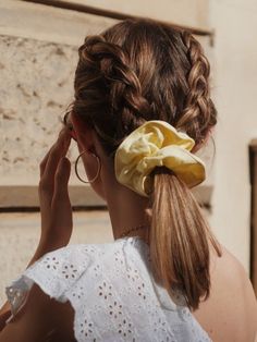 ponytails Hair In A Ponytail, A Ponytail, Peinados Fáciles Para Cabello Corto, Work Hairstyles, Bohol, Good Hair Day, Hair Dos, Scrunchie Hairstyles