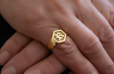 Custom Signet Ring, Hexagon Signet Ring, Old English Font Silver Ring, Custom Family Crest Ring, For Men, Women ---● P R O D U C T - D E S C R I P T I O N ●--- MATERIAL -Silver, Gold, Rose Gold -RING FACE 12mm (0,47inch) -All the products you order will be prepared conscientiously and shipped to you. PRODUCT DETAILS -I can engrave your family crest, your college logo, or any other image or initials on an oval signet ring that you request. -Please contact me for your engraving logo and special dr Mens Custom Jewelry, Family Crest Ring, Family Crest Rings, Ring Hexagon, Custom Signet Ring, Hexagonal Ring, English Font, Old English Font, Family Rings