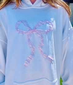 #diyhoodie #pinkaesthetic #bows #coquetteaesthetic #patchwork #sewingproject Patchwork Diy Hoodie, Quilt Sweatshirt Diy, Patchwork Hoodie Ideas, Diy Patchwork Hoodie, Patch Work Hoodie, Diy Hoodie