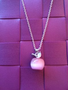 Necklace inspired by the character of Snow White. It is composed of a silver chain of 42cm and a pearl pink glass apple pendant. The clasp is decorated with a star for a nice finish. Glass Apple, Pearl Pink, White Snow, Pink Glass, Once Upon A Time, Pendant Necklaces, Favorite Jewelry, Silver Chain, Snow White