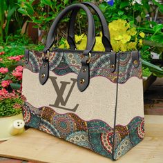 Trendy Handbag, Handbag Styles, Small Handbag, Prada Handbags, Everyday Items, Vuitton Bag, Small Handbags, Hand Bags, Chanel Handbags