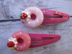 Do you know a donut lover?  Or someone crazy for pink?  This pair of hair clips would be perfect! On these pretty pink hair clips are 2 delicious looking donuts.  On both donuts are a dollop of whipped cream topped with an adorable strawberry!  Yummy!! Decora Hair, Decora Accessories, Kawaii Hair Accessories, Donut Hair, Hair Clips Cute, Kawaii Hair Clips, Accessories Kawaii, Kawaii Hair, Pink Hair Accessories