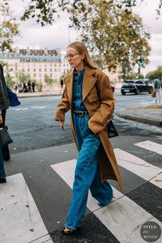 Buggy Jeans, How To Wear Wide Leg Jeans, How To Style Wide Leg Jeans, 2022 Street Style, Jeans Outfit Ideas, Style Wide Leg Jeans, Wide Leg Jeans Outfit, Androgynous Outfits