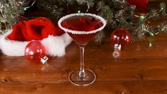 All the presents are wrapped? Time to bring out the cocktail shaker. Christmas Cranberry, Cranberry Cocktail, Festive Cocktails, Boozy Drinks, Winter Cocktails, Festive Drinks, Fresh Cranberries, Christmas Cocktails, Christmas Cocktails Recipes