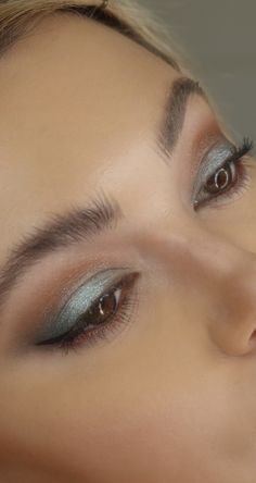 Turquoise Eye Makeup Aqua Blue, Aqua Green Makeup Looks, Aqua Makeup Turquoise, Blue Teal Eyeshadow, Teal And Silver Makeup Looks, Prom Makeup Looks For Teal Dress, Turquoise Dress Makeup Ideas, Tiffany Blue Eye Makeup, Makeup With Ice Blue Dress