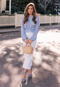 Blue And White Outfit Ideas, Blue Blouse Outfit, Bright Sweater, Capsule Wardrobe Pieces, Striped Shirt Women, Spring Capsule, Long Kurti Designs