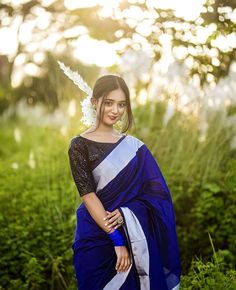 Cotton Saree Photoshoot Poses, Normal Saree Photoshoot, Ilkal Saree Photoshoot, Girl Saree Photoshooting, Bangali Girls With Sari, Haldi Outfits, Celebrity Fashion Looks, Stylish Dpz, Best Pose For Photoshoot