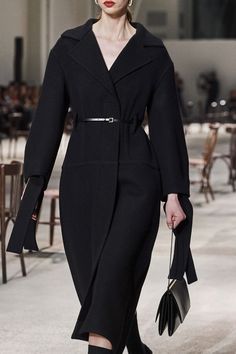 Jill Sander, Urban Chic Fashion, Winter Outwear, Modesty Fashion, Fall Winter Collection, Milano Fashion Week, Style Aesthetic, Modest Fashion Outfits, All Black Outfit