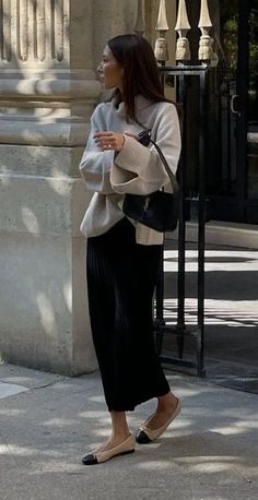 Parisian Modest Style, Day To Night Looks Outfits, Fashion Vs Style, Simple Effortless Style, Minimal European Fashion, Parisian Style Workwear, French Fashion Night Out, Effortless Modest Outfits, French Office Aesthetic