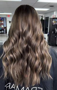 Brunette hair with blonde highlights inspo Long Hair Blonde Highlights, Brunette Hair With Blonde, Brunette Hair With Blonde Highlights, Level 6 Hair Color, Brunette With Highlights, Hair Blonde Highlights, Highlights Brown Hair Balayage, Brunette Long Hair, Long Hair Blonde