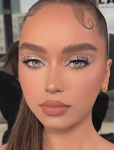 Entonces, estas preparada para aprender desde cero a crear en tu bello rostro una obra de arte con "Maquíllate en 6 pasos, cómo ser tu propia make up artist" Silver Eye Makeup For Prom, Silver Inner Corner Makeup, Prom Makeup Diamond, Sliver Makeup Prom, Silver Rave Makeup, Glitter Silver Makeup, White And Silver Eye Makeup, Silver Prom Makeup Looks, Sliver Makeup Ideas