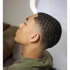 A imagem pode conter: 1 pessoa Tapper Fade Men, Fade Hairstyle Men, Tapper Fade, Haircut Men Medium, Fade Men, Fade Hairstyle, Black Hair Cuts