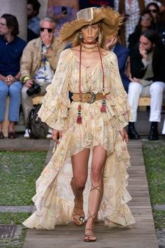 Milano Fashion Week, Irina Shayk, 60s Fashion, Runway Collection, Fashion Show Collection, Fantasy Fashion, Fashion 2020, Moda Fashion