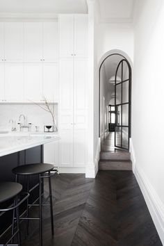 Monochrome Living, Pintu Interior, Interior Minimalista, Contemporary Kitchen Design, Contemporary Kitchen, House Inspo