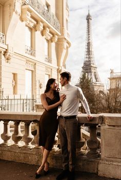 Paris engagement photo shoot Paris Photoshoot Couple Outfits, Engagement In Paris Photo Ideas, Paris Anniversary Shoot, Paris Photography Couples, Engagement Photo Paris, Engaged In Paris, Paris Poses Photo Ideas Couple, Engagement Photos In Paris