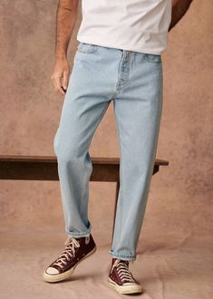 Barkley Jeans - Washed Blue Denim - Organic Cotton - Octobre Éditions Jeans Style Guide, Blue Jeans Outfit Men, White Tees Outfit, White Shirt And Blue Jeans, Jeans Outfit Men, Blue Jean Outfits, Streetwear Fits, Light Jeans, Mens Straight Jeans