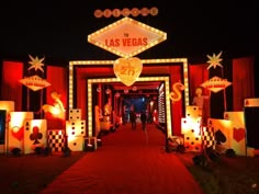 Wedding idea- las vegas Casino Event Decor, Las Vegas Theme Prom, Christmas In Vegas Theme Party, Vintage Casino Aesthetic, Las Vegas Decorations Ideas, Vegas Decorations, Vegas Party Decorations, Vegas Prom, Prom Committee