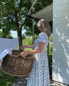 Coastal Feminine Outfit, Country House Wife Aesthetic, House Wife Aesthetic Outfit, House Dress Aesthetic, 50s House Wife Aesthetic, Cottagecore Housewife Aesthetic, Suburban Housewife Aesthetic, Home Maker Wife Aesthetic, Cottage Homestead Aesthetic